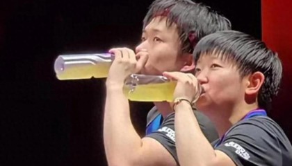 开云-世乒赛禁用塑料瓶装水，国乒双瓶补水习惯被打破，孙颖莎王楚钦迎大考|国际乒联|世界乒乓球团体锦标赛|雨果·卡尔德拉诺|张本智和|运动员_新浪体育_新浪新闻